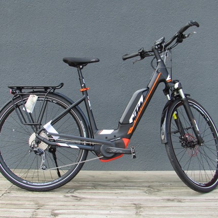 KTM Macina Fun Rahmen: Macina Trekking Onroad AlloyFarbe: matt schwarz, orangeSchaltung: Shimano Deore M592 SGS-shadowGabel: Suntour NEX E25 coilAntrieb: Bosch Drive Unit 36V-250W 25km/h PerformancelineAkku: Powerpack 13,4Ah-500WhBremse:...