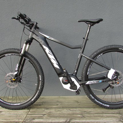 KTM Macina Race 294 Macina Race 29429", 53cm, Gr,LRahmen: Macina MTB Farbe: schwarz/matt (weiß)Gabel: Suntour XCR 32Antrieb: Bosch Dirve Unit 36V-250W, 25km/h Performanceline CX-75NmAkku: Powertube horizontal 13,4Ah - 500WhReifen: Schwalbe Sm...