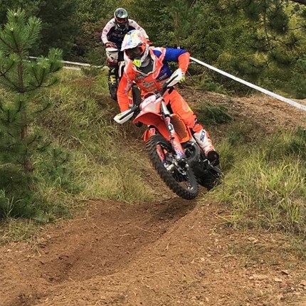 Kilian Zierer - Rennbericht Extreme Enduro Lika Letztes Wochenende startete ich in Kroatien beim Extrem Enduro Lika. Dies sollte nicht mein Rennwochenende werden. Training am Freitag war spitze, ich wollte viel, fühlte mich perfekt vorbereitet; da hatte ich die Rechnung...