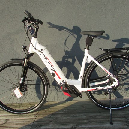 KTM Macina Tour 9CX5 Motor: Bosch Drive Unit 36V-250W, 25km/hBatterie: Powerpack 13.4 - 500WhDisplay: Intuvia on-board computerRahmen: Macina Trekking OnroadRahmengröße: 51cmFarbe: weiß/matt (schwarz/rot)Schaltung: Shimano Deore M592 SGS shado...