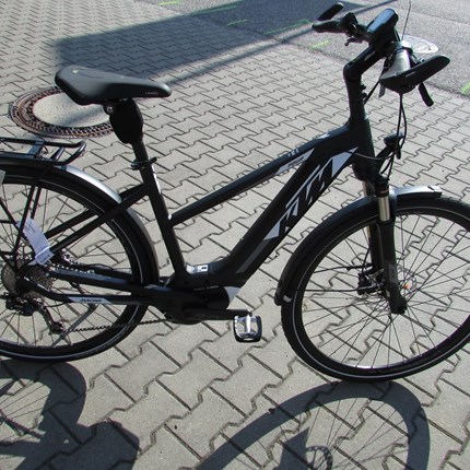 KTM Macina Tour 9CX5 28" / DA46 / 9GMotor: Bosch Drive Unit 36V-250W, 25km/hBatterie: Powerpack 13.4 - 500WhDisplay: Intuvia on-board computerRahmen: Macina Trekking OnroadRahmengröße: 46cmFarbe: schwarz/matt (weiß/grau)Schaltung: Shimano Deor...