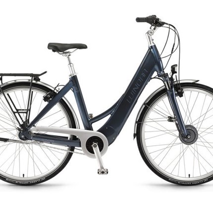 Winora Manto F7 Manto F7, 28", 7-GangFarradtyp: City, Trekking, CrossMotor: TranzX 15, 250W, 25km/hAkku: TranzX Lithium IonenDisplay: TranzX DP-27Rahmen: Aluminium 6061Rahmenhöhe: 50cmFarbe: oceanblueLaufradgröße: 28"Gabel: SR Suntour NEX...