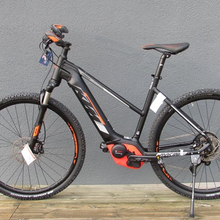 KTM Macina Cross 10CX5 Damen 51cm / 10-GangMotor: Bosch Drive Unit 36V-250W, 25km/hBatterie: Powerpack 13.4 Ah - 500WhDisplay: Intuvia on board computerRahmen: Trekking OffroadRahmengröße: 51cmFarbe: schwarz/mattSchaltung: Shimano DeoreReifen: S...