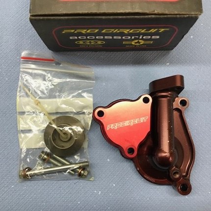 Pro Circuit Wasserpumpengehäuse Gebrauchtes Pro Circuit Wasserpumpengehäuse für KX 250 F passend für Baujahr: 2004 - 2016.Verbessert die Motorkühlung des FahrzeugesPreis: € 120,00