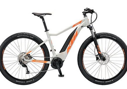 KTM Macina Ride 292, 17", 43cm, Gr.S Macina Ride 29217", 43cm, Gr.S, 9-Gänge- Motor: Bosch Drive Unit 36V-250W, 25km/h Activeline plus - 50Nm- Rahmen: Macina MTB 29", Bosch Gen.3- Akku: Standart - Powerpack 11,0 Ah-400Wh- Farbe: hellgrau/matt- Reifen: Schwalb...