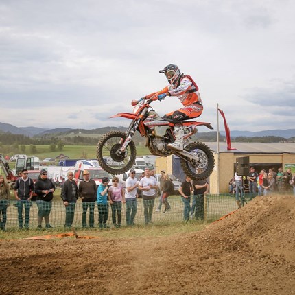 Mario Hirschmugl - Launsdorf Ein Podestplatz als Geburtstagsgeschenk! Gestern fand in Launsdorf/K der Auftakt zur heurigen Österreichischen Cross Country Meisterschaft (ACC) statt. Mit am Start der Kapfensteiner KTM Euro Motors Graz Pilot Mario Hirsch...