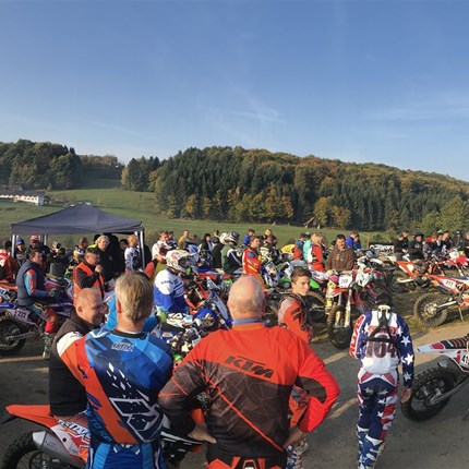 Teamerfolge Enduro-Cross W7 Teamerfolge Enduro-Cross Rennen St Margarethen/R-Entschendorf Unsere Teampiloten blicken auf ein erfolgreiches Wochenende bei Kaiserwetter beim traditionellen Enduro-Cross Rennen in St Margarethen/R-Entschendorf zurück.W7 ...