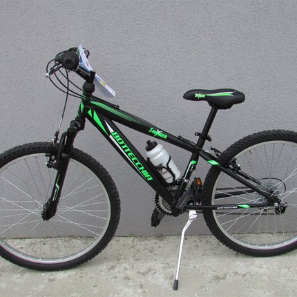 Bottecchia Starrider 24" Bottecchia Starrider 24"Lässiges KinderradlGröße: 24"Rahmen: High TenGabel: BTC FedergabelBremse: Alu BTC, V-BrakeSchaltung: ShimanoBereifung: Bottechhia MTB JuniorGewicht: ca.15,5 kg€ 339,--Gratis dazu gibt es einen Trink...
