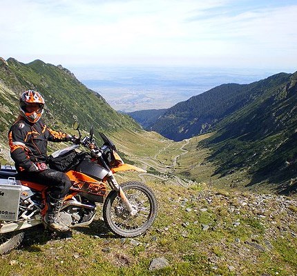 Rumänientour 2009 - Kundenreisebericht Rumänientour 2009 KTM-Motorradabenteuer Rumänientour 2009 Als ich im Juli 2009 mit meiner in Deutschland lebenden Freundin rumänischen Ursprungs zu...