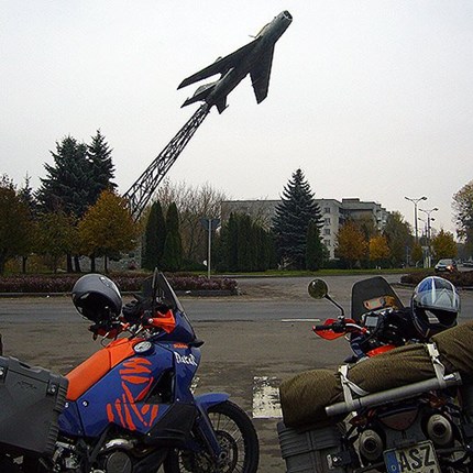 Abenteuer - Tour 2007 Im Osten Europas auf Abenteuertour Eigentlich geht der Motorradfahrer auf Tour, wenn die Sonne hier in Deutschland höher steigt oder nahe der Somme...