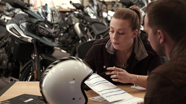 Motorradverkäufer(-in) ab sofort gesucht! Motorradverkäufer(-in) ab sofort gesucht!