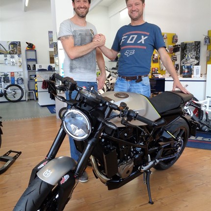 HUSQVARNA VITPILEN 701 - ROLL OUT!!!!
HUSQVARNA VITPILEN 701 - ROLL OUT !!!
Wir gratulieren Markus Gosch zu diesem coolen Bike!!!!
Viel Spass und Freude damit Marku... Weiter >>