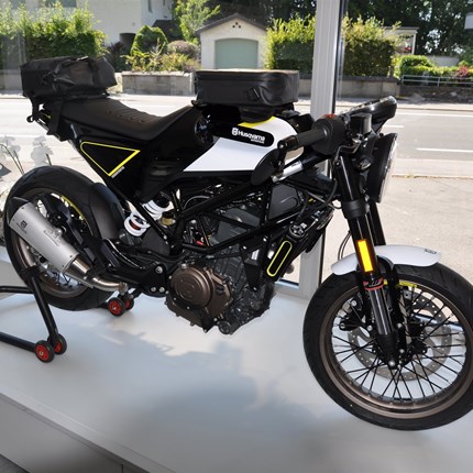 ***NEU EINGETROFFEN***
!!!!!!! AB SOFORT BEI UNS ERHÄLTLICH !!!!!!!!
TANKRUCKSACK + HECKTASCHE FÜR HUSQVARNA VITPILEN 401 + SVARTPILEN 401
T... Weiter >>