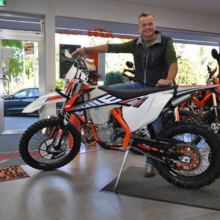 Fahrzeugübergabe KTM 300 EXC TPI SIX DAYS 2019
Wir wünschen Franz viel Spaß
mit seiner neuen KTM 300 EXC SIX DAYS und stets eine GUTE FAHRT !!... Weiter >>