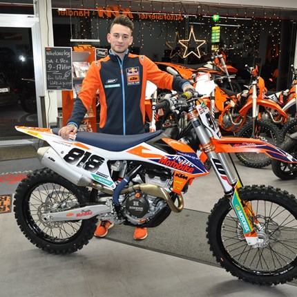 Fahrzeugübergabe KTM 250 SX-F 2019
Wir wünschen Emanuel viel Spaß mit seiner neuen KTM 250 SX-F (mit Motobike Dekor von a-stylez.com... Weiter >>