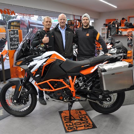 Fahrzeugübergabe Hans Peter - KTM 1290 Super Adventure R
Wir wünschen Hans-Peter viel Spaß
mit seiner neuen KTM 1290 Super Adventure R und stets eine GU... Weiter >>