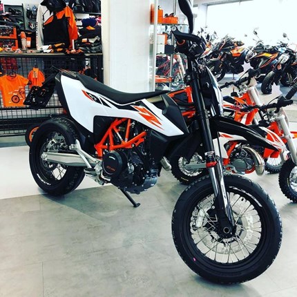 KTM 690 SMC-R 2019 eingetroffen...
... begrenzte Stückzahl - schnell vorbei kommen !!!!
Ab Werk mit an Bord sind:
zwei Fahrm... Weiter >>