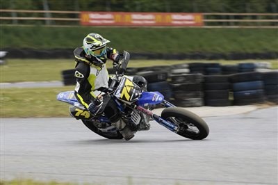 dreimal Podest für Bernhard Hitzenberger beim Auftakt zur Supermoto Staatsmeisterschaft