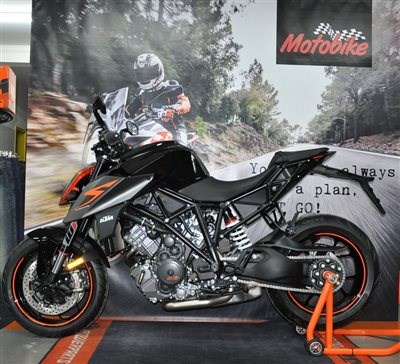 KTM 1290 SuperDuke R 2017.... ....eingetroffen!!V2-Motor – mit 177 PS- 141 Nm bei 6.750.....neues Design...und...und...und....alles weitere bei uns im Geschäft... Weiter >>