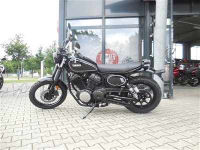 ////// Yamaha SCR950 NEU EINGETROFFEN! ////// Endlich ist sie da, die neue Yamaha SCR950.
Dieser echte Hingucker wurde von den Scrambler-Bikes d... Weiter >>