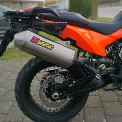 HUSQVARNA PILEN HELME EINGETROFFEN.... ... nicht mehr lange und die Husqvarna 401 Vitpilen + 401 Svartpilen + 701 Vitpilen treffen ein !!!!!! :)