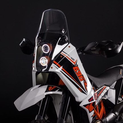 R/G Rally Kit F2 KTM 690 Enduro & SMC bis Modell 2018 RADE Rally F2 Kit Der Fahrspaß beginnt schon nach den ersten Kilometern. Man(n) sitz durch die Verkleidung sehr Windgeschütz am Motorrad. Und jetzt auch noch einen Abstecher ins Gelände. Egal ob schweres oder leic...