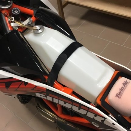R/G Zusatztank KTM 690 Enduro & SMC bis Modell 2018 Transparenter 6 Liter Tank anstelle des Luftfilters mit allen Anbauteilengrössere Reichweite auf der Strasse um ca. 130 km - im Gelände ca. 100 kmpasst bis Baujahr 2018Preis: 409,00 EUR