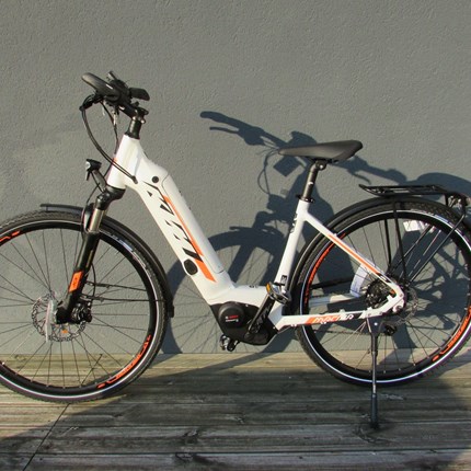 KTM Macina Sport PT10CX5 US 46 oder 51 US 51 / 10GMotor: Bosch Drive Unit 36V-250W, 25km/hBatterie: Powertube horizontal 13.4 - 500WhDisplay: Intuvia on-board computer with remoteRahmen: Macina Trekking Onroad (Bosch Gen:2)Rahmengröße: 46 cm oder 52 cmFarbe: h...