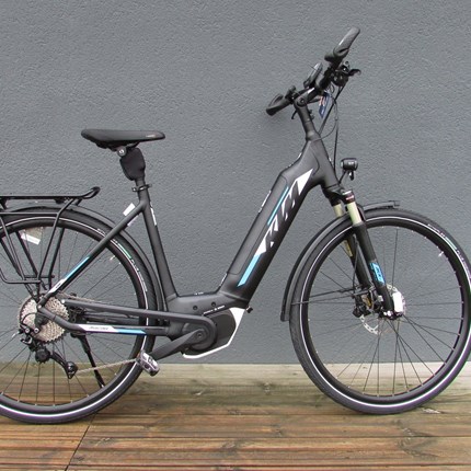 Macina Style 10CX5 US 51 oder US 46 Motor: Bosch Drive Unit 36V-250W, 25km/hBatterie: Powertube horizontal, 13,4Ah - 500WhDisplay: Intuvia on- board computer with remoteRahmen: Trekking onroadRahmengröße: 46cm oder 51cmFarbe: schwarz / mattSchaltung: Shimano...