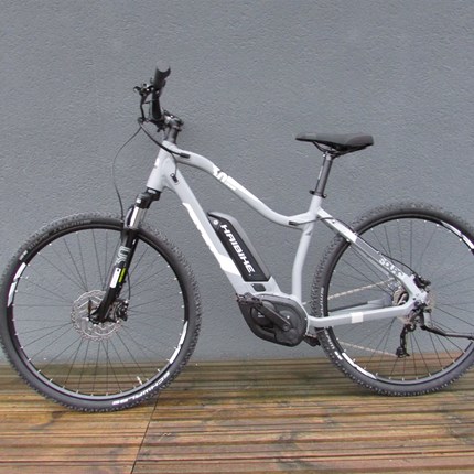 Haibike SDURO Cross 2.0 500Wh, 28", 9-Gang, DamenRahmen: Aluminium 6061, Scheibenbremse Post MountFarbe: grau/weiß/schwarz mattMotor: Bosch Performance CX, 250W, 75Nm, 25km/hDisplay: Bosch IntuviaBatterie: Bosch PowerPack, 500WhLadegerät: Bosch S...