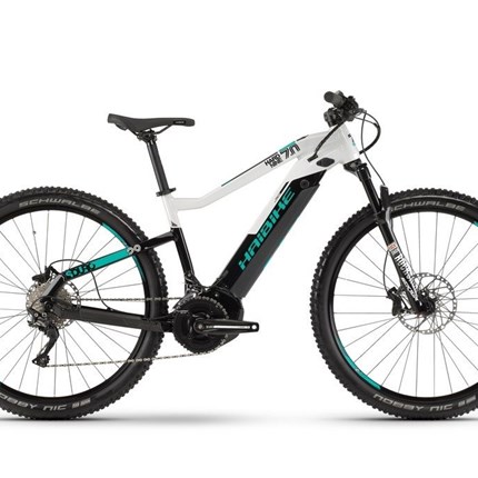 Haibike SDURO HardNine 7.0 20-GangRahmen: Aluminium 6061, ScheibenbremseFarbe: schwarz/weiß/türkisMotor: Yamaha PW-System, 250W, 25km/hDisplay: Yamaha Side SwitchBatterie: Yamaha InTube 500WhLadegerät: Yamaha Schnellladegerät 4AGabel: RockShox Sekto...