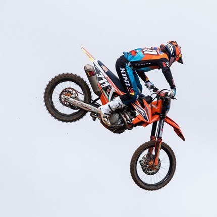 Rene Hofer - Tschechische Meisterschaft Als Vorbereitung auf die wichtigen bevorstehenden Rennen ging ich bei der Tschechischen Meisterschaft auf der WM-Strecke in Loket in der MX2 Klasse an den Start. In der Qualifikation konnte ich die Bestzeit fahren und mir ...