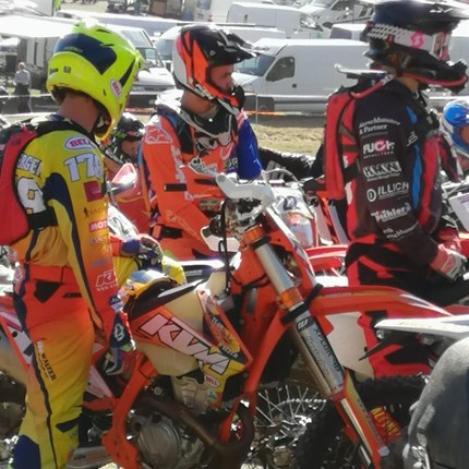 Kilian Zierer - St. Peter am Kammersberg Enduro Trophy in St. Peter am Kammersberg!Heute habe ich keinen Satz mit X für euch, sondern einen mit DSQ! Disqualifiziert beim ersten Staatsmeisterschaftsrennen meiner Karriere. Na bravo, das beginnt ja glänzend und ganz...