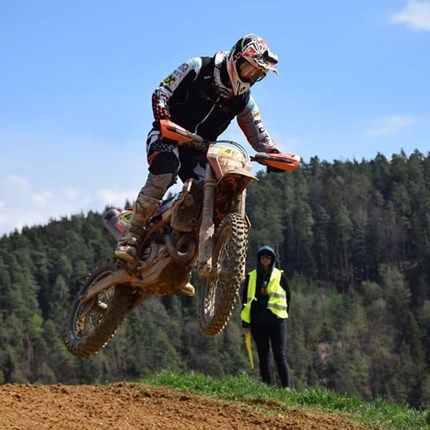 Mario Hirschmugl - Staatsmeisterschaft Kirchschlag Mario Hirschmugl in den Top 5 bei Staatsmeisterschaft in Kirchschlag !Vergangenes Wochenende fand in Kirchschlag i. d. Buckligen Welt/NÖ ein Lauf zur Enduro Staatsmeisterschaft statt. Mit am Start der Kapfensteiner KTM Eur...