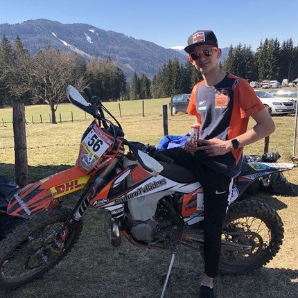 Lorenz Gössler Lorenz Gössler #25 - Team Euro Motors Graz Das junge Nachwuchstalent wird mit seiner KTM beim Österreichischen Endurocup und bei der Austria Cross Country Meisterschaft an den Start gehen.