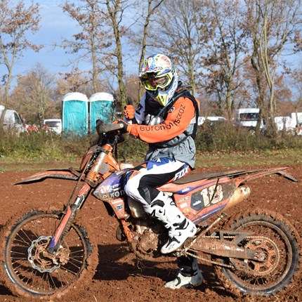 Sascha Tonweber Sascha Tonweber #18 - Team Euro Motors Graz Der junge Familienvater aus der Südoststeiermark startet mit seiner KTM beim Österreichischen Endurocup, beim Austria Cross Country Meisterschaft und ist auch bei vereinzelten in...