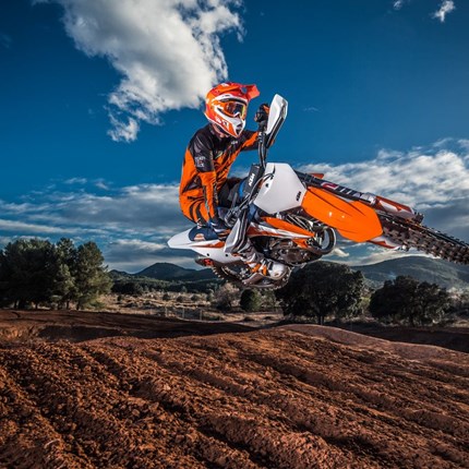 GET MORE DIRT IN YOUR LIFE Ab sofort gibt es beim Kauf eines neuen KTM EXC oder SX Models KTM PowerWear & PowerParts im Wert von bis zu 500 € geschenkt. Weitere Informationen bei deinem KTM Vertragshändler: https://www.ktm.com/de/haendlersuche/ oder...