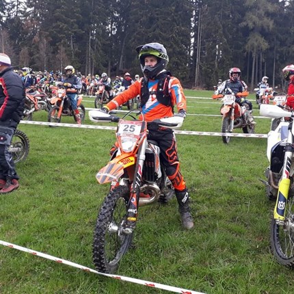 Lorenz Gössler - Junior Enduro Cup Guttaring Rennbericht - Junior Enduro Cup - GuttaringEs ist mir dieses Wochenende beim Lauf 1 in Guttaring ist einigermaßen gut gegangen. Leider musste ich am Sonntag von der 8. Startreihe starten da mir am Samstag der Kupplungshebe...
