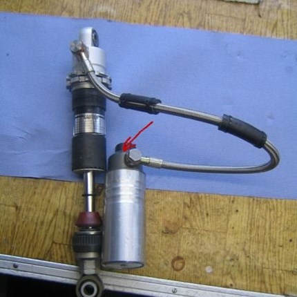 Abstimmung & Service   Der Service an einem Fahrwerk ist ebenso wichtig wie das Warten und Pflegen aller anderen Motorradteile. Viele Hersteller empfehlen einen Fahrwerksservice spätestens alle 2 Jahre, bei Sportenduros und Motocross jedes Jahr ...