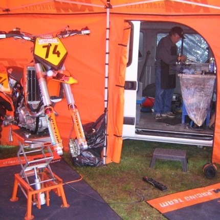 Renndienst Als motorradbegeisterte Mechaniker zieht es uns natürlich auch an die Rennstrecke. Das verbinden wir dann auch gleich mit unserem Renndienst vor Ort. Wir sind bei der Deutschen Enduro Meisterschaft und der Deutschen Superm...