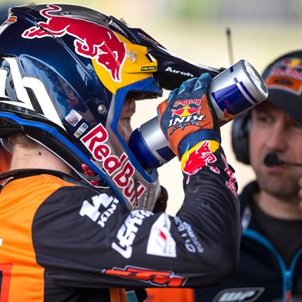 Rene Hofer - MX2 WM Mantova Vergangenes Wochenende feierte ich endlich mein Debut in der MX2 Weltmeisterschaft. Eine neue Herausforderung, die wichtig ist, um Erfahrungen für die kommenden Jahre zu sammeln. Am Samstag war die Strecke mit spitzen Löch...