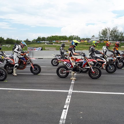 Michael Zlatnik - Supermoto ÖM in Fuglau Letztes Wochenende war die Supermoto ÖM in Fuglau zu Gast. Der Veranstalter hat uns eine sehr tolle und anspruchsvolle neue Strecke präsentiert, der Starterfeld war begeistert. Ich möchte mich hier nochmals beim Veranstal...