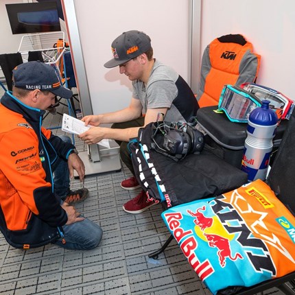 Rene Hofer - EMX 250 Frankreich Nach einer Testfahrt am Mittwoch vor dem Rennen entschieden wir trotz meiner Knieverletzung beim MXGP von Frankreich an den Start zu gehen. In der Qualy fühlte ich mich ganz gut und konnte die 4. schnellste Zeit in meiner ...
