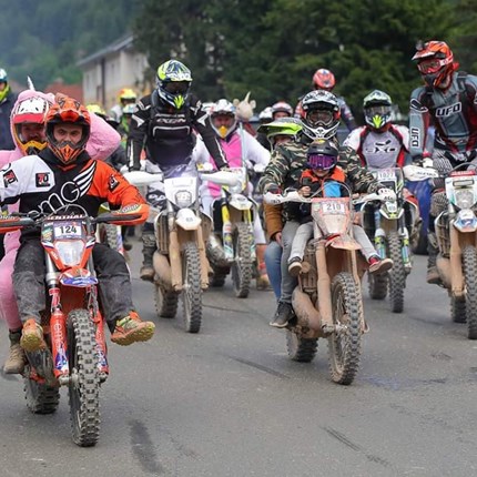 Kilian Zierer - Erzbergrodeo XXV Rennbericht Erzbergrodeo 2019 Kilian Zierer #75Mittwoch, Schauplatz HTL Weiz, 3. Klasse der Wirtschaftsingenieure – Informatik Test, Donnerstag Wechsel der Location auf meinen Lieblingsberg, den Eisernen Giganten.Zum 2. Ma...