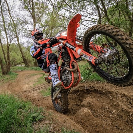 Mario Hirschmugl - ACC Hochneukirchen Mario Hirschmugl landet auf Platz 4 !Gestern fand in Hochneukirchen/NÖ der zweite Lauf zur heurigen Österreichischen Cross Country Meisterschaft (ACC) statt. Mit am Start der Kapfensteiner KTM Euro Motors Graz Pilot Mario ...