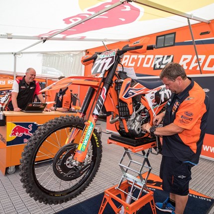 Rene Hofer - MX2 WM Loket Nachdem ich meinen ersten Einsatz bei der MX2 Weltmeisterschaft in Mantova vor 2 Monaten aufgrund einer leichten Knieverletzung vorzeitig beenden musste, ging ich vergangenes Wochenende in Loket/CZE meinen ersten richtigen...