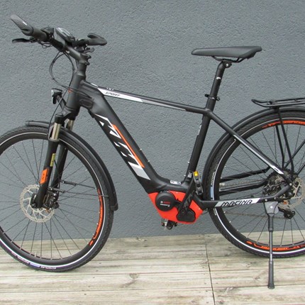 KTM Macina Sport 10XC5PT HE 51cm Macina Sport 10CX5 PT, HerrenKM: 72,6Rahmengröße: 51cmMotor: Bosch Drive Unit 36V-250W, 25km/hBatterie: Powertube horizontal 13,4Ah - 500WhDisplay: Cobi Sport Cockpit with remoteRahmen: Trekking OnroadFarbe: schwarz/mattSc...
