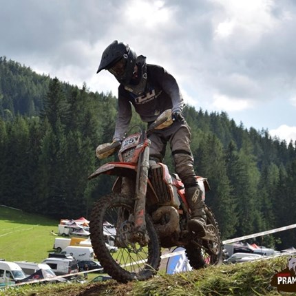 Lorenz Gössler - Rennbericht ÖEC Pramlehen Letztes Wochenende nahm ich an der 4. Runde des Österreichischen Endurocups teil in Pramlehen teil. Am Freitag lief beim Training alles wie geplant, ich hatte viel Spaß und führlte mich auf der Strecke wohl. Nach einem Stu...