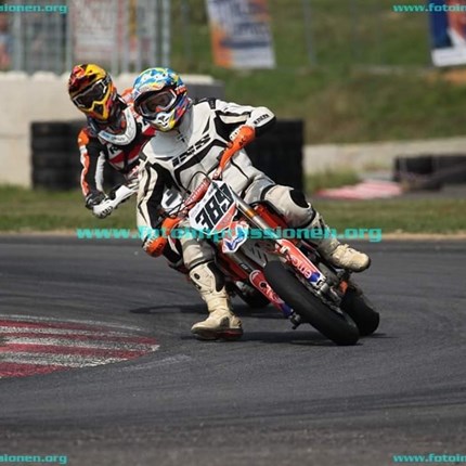 Michael Zlatnik - Supermoto ÖM Fuglau Michael Zlatnik - Supermoto ÖM FuglauAm Wochenende gastierte die Supermoto ÖM in Fuglau. Es wurde uns vom Veranstalter eine sehr tolle und anspruchsvolle Strecke präsentiert! Ein großes "Danke" an das gesamte BRT Team. Am...