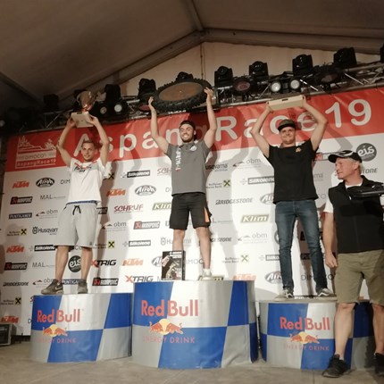 Kilian Zierer - Sieg beim Dimoco Aspang Race Sieg beim Dimoco Aspang Race in Gruppe 3Ein weiterer Meilenstein ist mir vergangenen Samstag beim Aspang Race gelungen. Ich fuhr einen Start-Ziel-Sieg ein. Das Starterfeld in meiner Gruppe über 250ccm bis 26 Jahre konnte s...